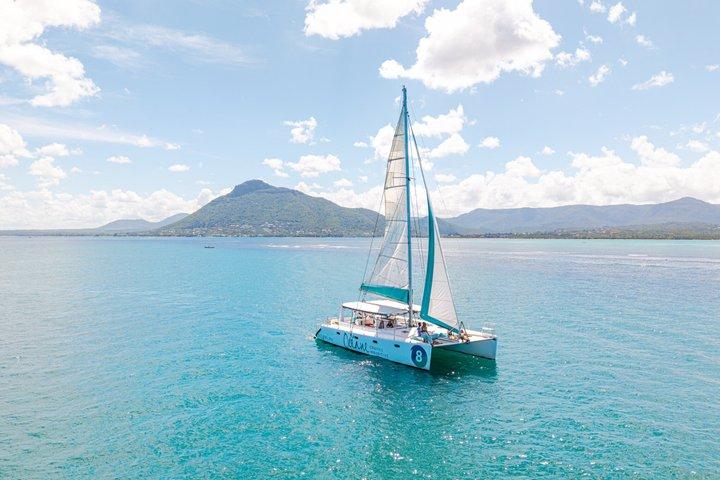 Black River: Full Day shared Catamaran Bénitiers island & Dolphin