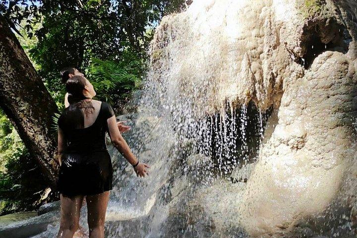 粘り気のある滝の竹筏流しランチとアングルの土地