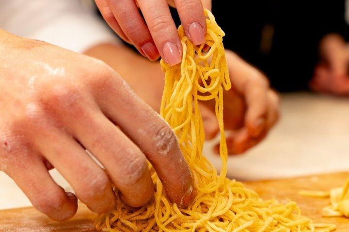 ヴェッキオ橋を望むフィレンツェで手作りパスタとワイン