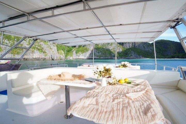 プーケットヨットツアーラチャノイ島とヤイ島、ランチとサンセット付き
