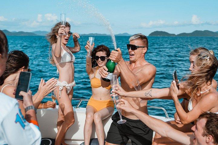 プーケットヨットツアーラチャノイ島とヤイ島、ランチとサンセット付き
