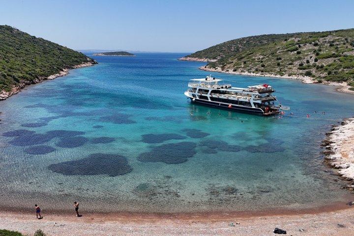 De Izmir Tour de barco de dia inteiro de Cesme com almoço Mediterrâneo