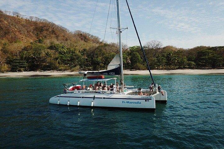 タマリンドまたはプラヤス・デル・ココ発カタマランシュノーケルサンセットクルーズ