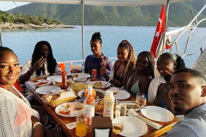 Excursion privée en bateau au coucher du soleil à Bodrum avec dîner