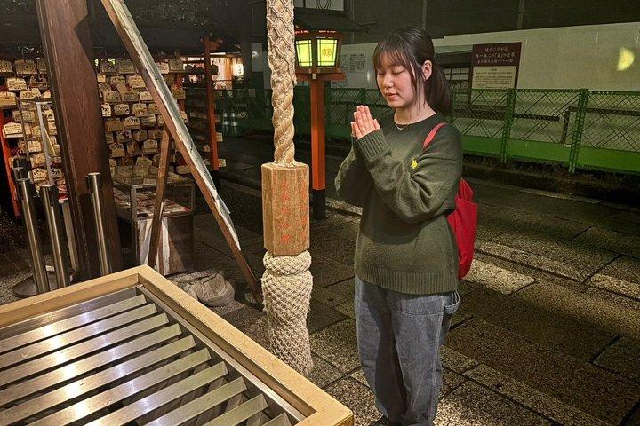 Kyoto: Private Gion & Geisha Night Walk with Local Students
