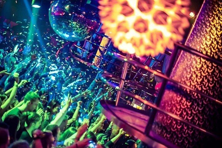 チェコのローカルガイドとプラハの独身の夜5時間