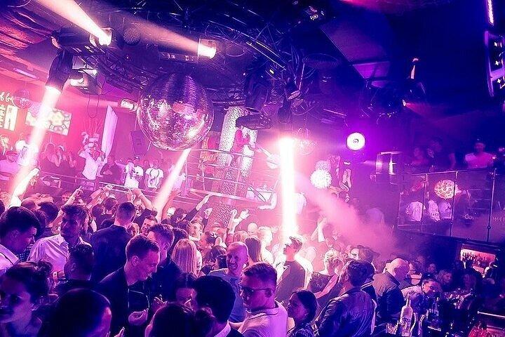 チェコのローカルガイドとプラハの独身の夜5時間