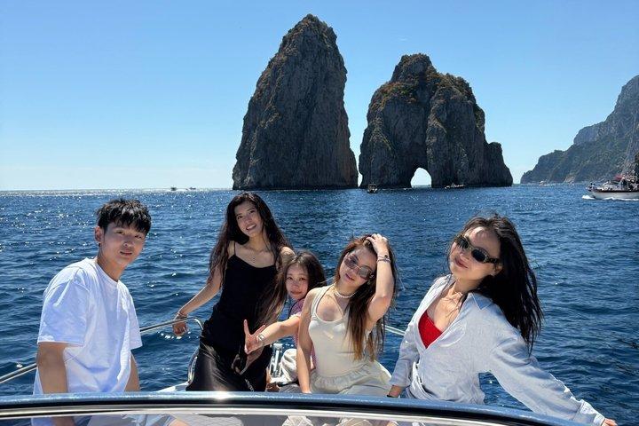 ソレント発カプリ半日プライベートツアー-プレミアム28フィートボート