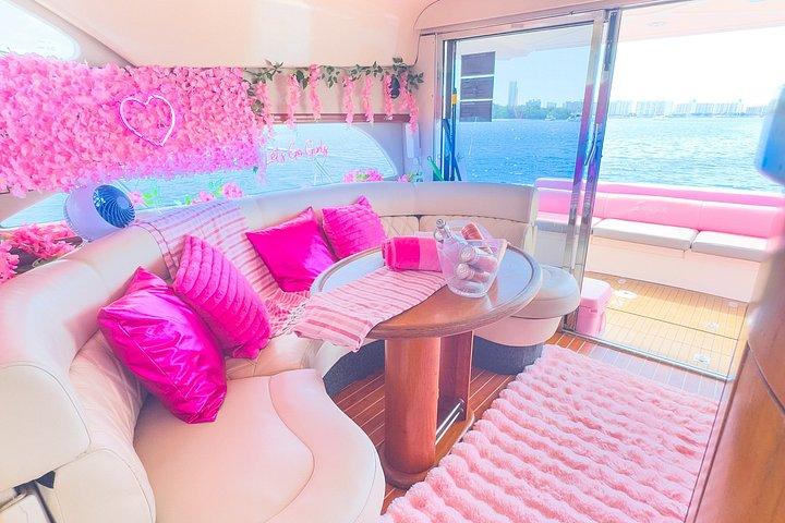 50フィートピンクマイアミヨットレンタル|3〜8時間|13枚/分