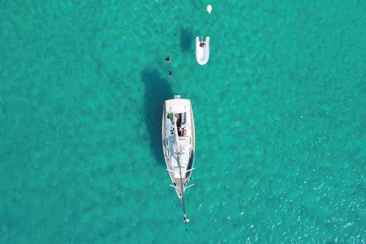 Privé zeilboot vanuit Cala Galdana langs de zuidkust van Menorca