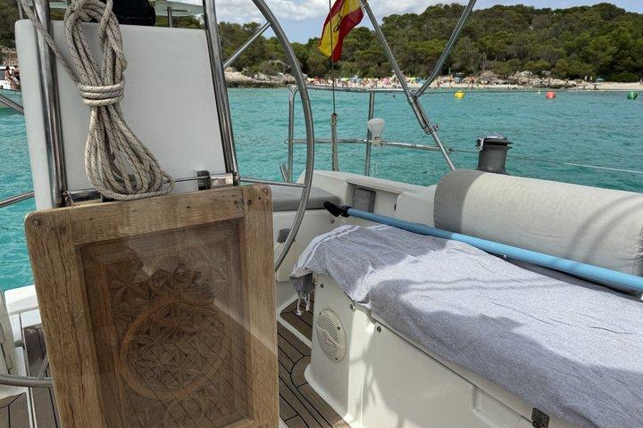 Privé zeilboot vanuit Cala Galdana langs de zuidkust van Menorca