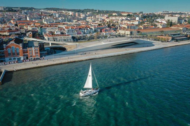Tour privato in barca a vela a Lisbona