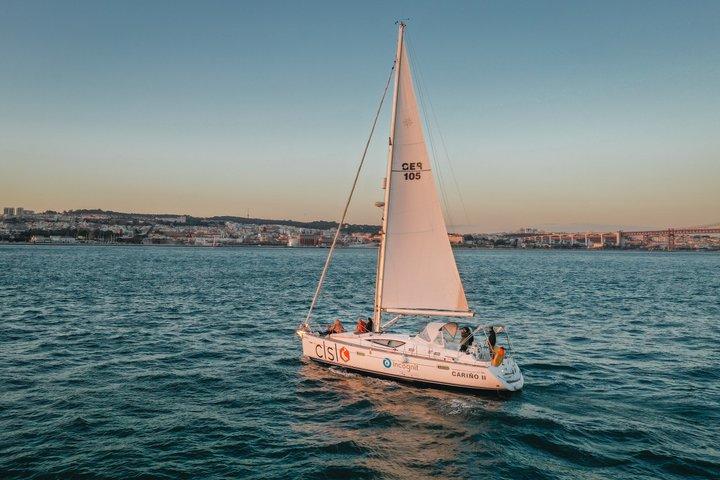 Tour privato in barca a vela a Lisbona