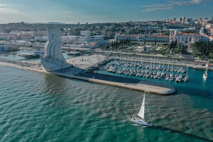 Tour privato in barca a vela a Lisbona