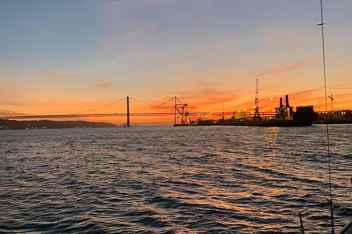 Tour privato in barca a vela a Lisbona