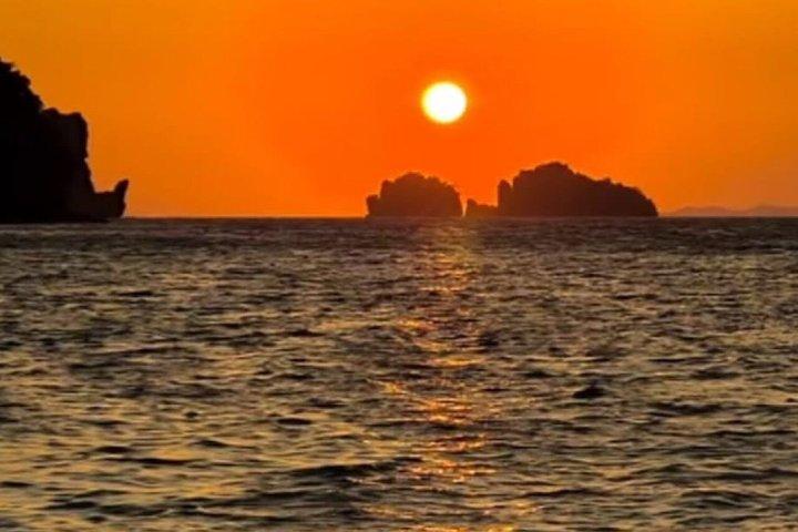 Tour en barco al atardecer y al plancton bioluminiscente desde Koh Lanta