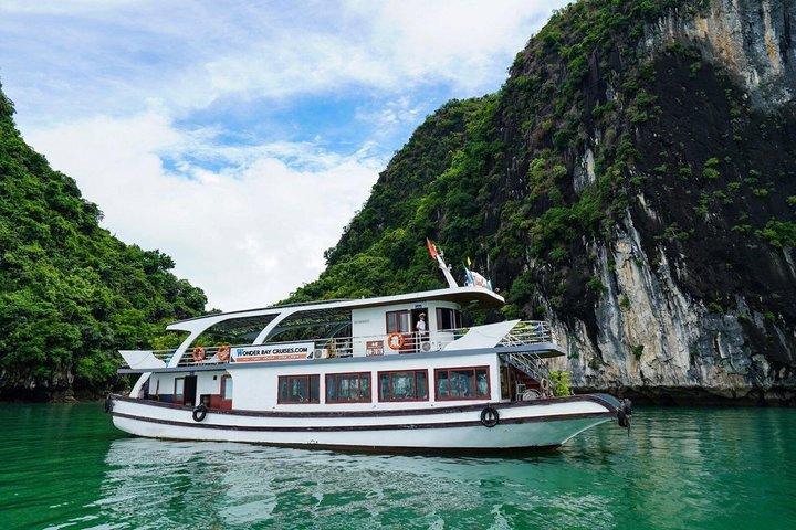 Halong Bay Deluxe dagcruise op Alova Premium met maaltijd en ophaalservice