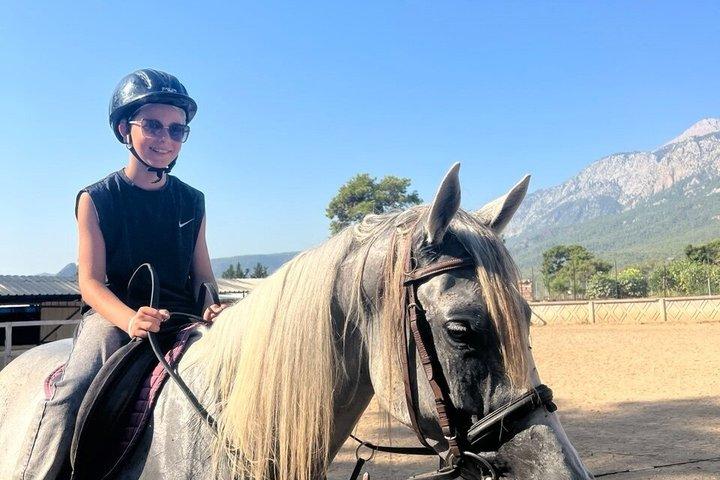ケメル・アンタルヤの森で1時間または2時間のグループ乗馬