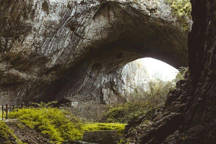 ブルガリア北部日帰りツアー修道院洞窟と滝