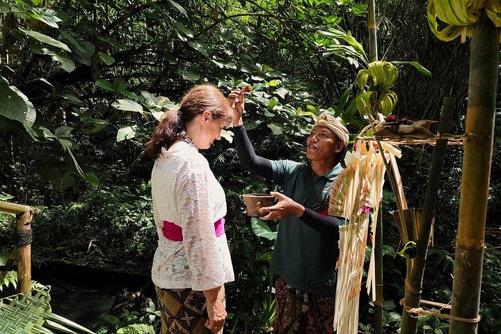 神聖なジャングル寺院バリでの浄化の儀式