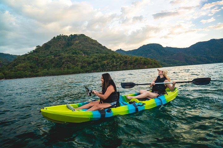 スチトトタウンとイロパンゴ湖のサンセットカヤック