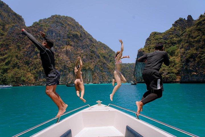 プーケットからスピードボートで行くピピ諸島、カイ島＆マヤベイ