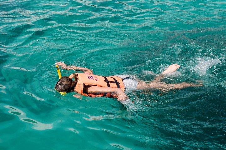 プーケットからスピードボートで行くピピ諸島、カイ島＆マヤベイ