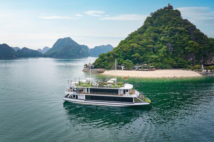 Ha Long Bay Day Cruise from Hanoi with Kayaking, Swimming & Lunch