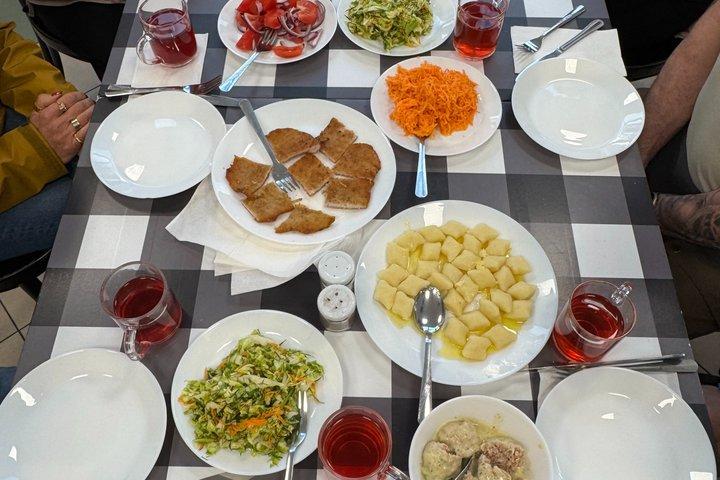Visite gastronomique traditionnelle de Varsovie avec Adrian