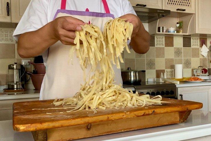 Excursão a pé de Ulaanbaatar e aula de cozinha em uma casa mongol