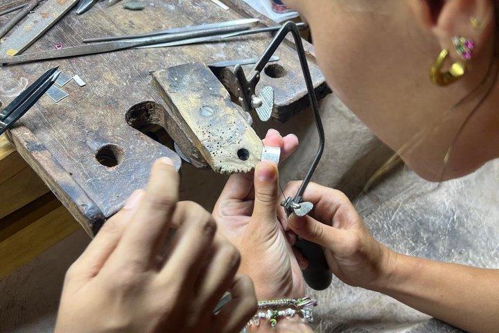 キャンディ宝石のカット体験で伝統的なジュエリー作り