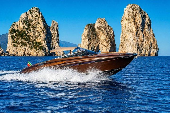 Halvdag runt Capri med motorbåt Rivarama 44