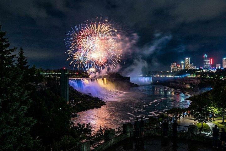 ナイアガラの滝州立公園サンセットツアー（滝のイルミネーション付き）