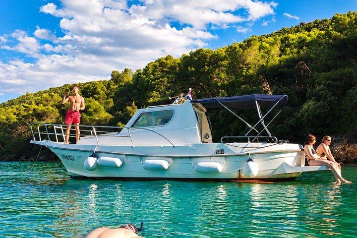 Zadar : Tour en barco para grupos pequeños con bebidas & snorkel