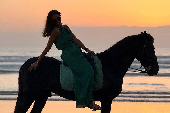 エッサウイラのビーチ沿いを行く風光明媚な乗馬アドベンチャー