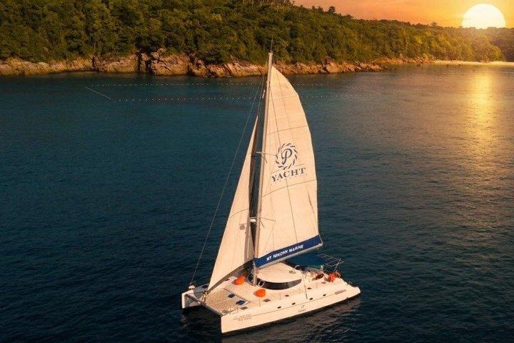 Excursión de medio día en catamarán a vela desde Coral Island