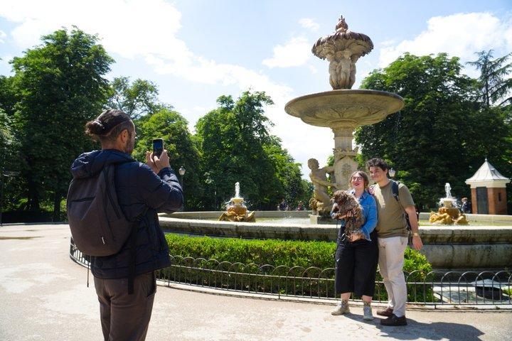 Madrid : Retiro park Geheimen, legendes & paleizen Tour met kleine groep