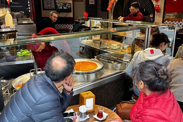 イスタンブール・ストリート・フード・ツアー2大陸のローカルのように食べる