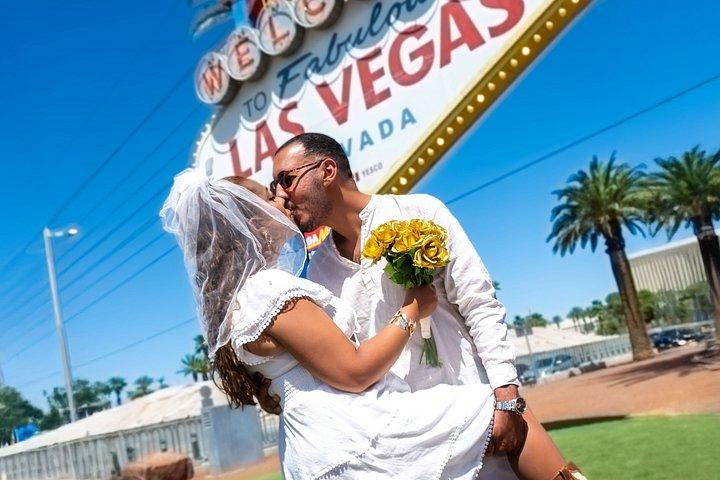 ロマンチックなヴィンテージスタイルでラスベガスサイン結婚式または誓約の更新