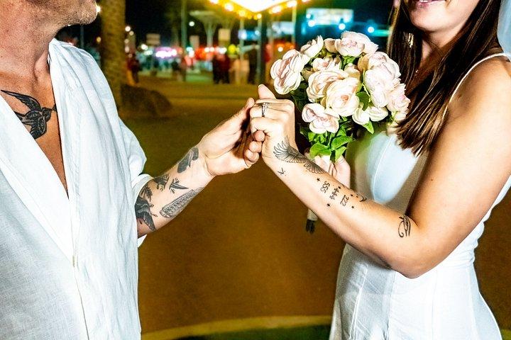 ロマンチックなヴィンテージスタイルでラスベガスサイン結婚式または誓約の更新