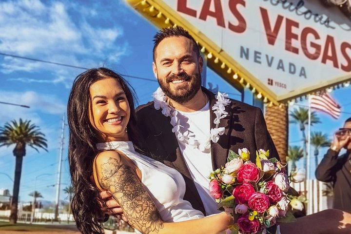 ロマンチックなヴィンテージスタイルでラスベガスサイン結婚式または誓約の更新