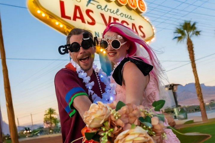 ロマンチックなヴィンテージスタイルでラスベガスサイン結婚式または誓約の更新