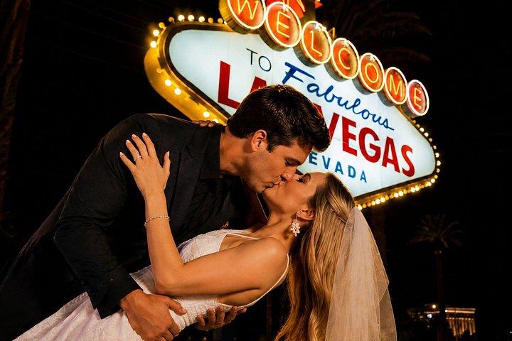 ロマンチックなヴィンテージスタイルでラスベガスサイン結婚式または誓約の更新