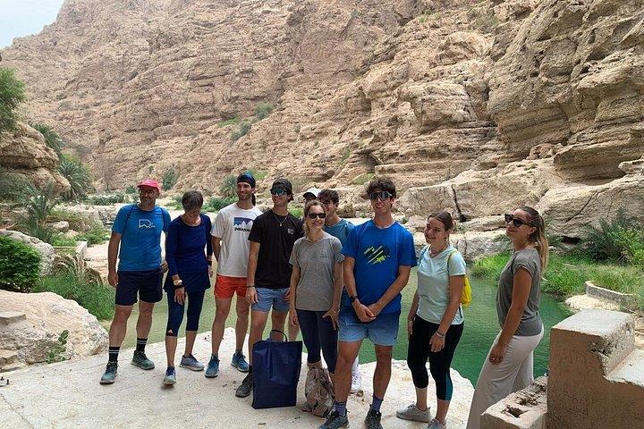 陥没穴とフィンズビーチとワディシャブへのツアーを共有する