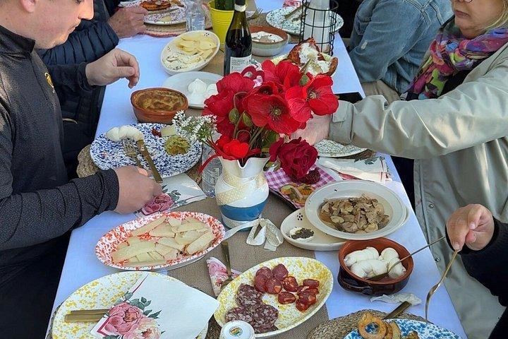森の中でトリュフ狩りと試食