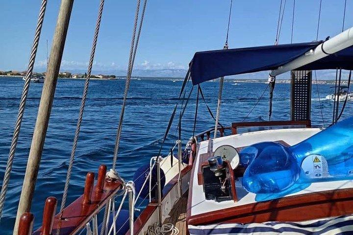Zadar Authentische Holzbootfahrt mit Dalmatiner Platter