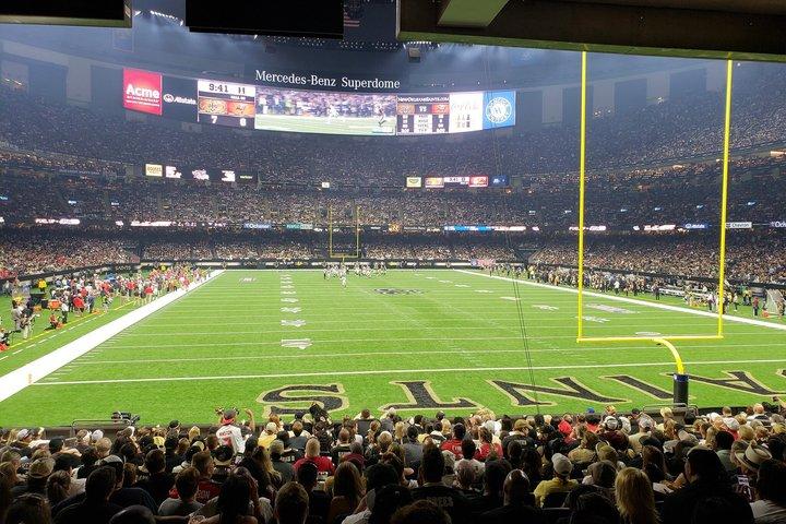 Fotbollsmatch i New Orleans Saints på Caesars Superdome