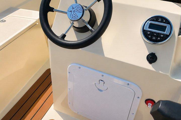 カフタットムリニとスレブレノのプライベート小型ボートレンタルベアボート