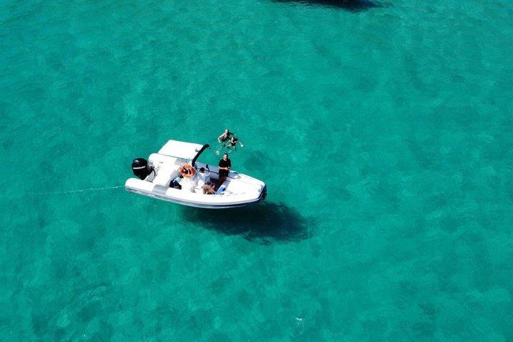 トロペアの神々の海岸を巡るアペリボート90分ボートツアー