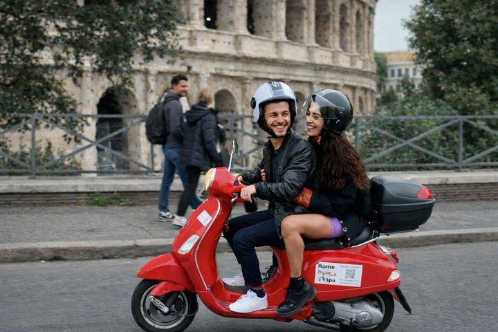 Guida la tua Vespa attraverso Roma con una Guida Locale